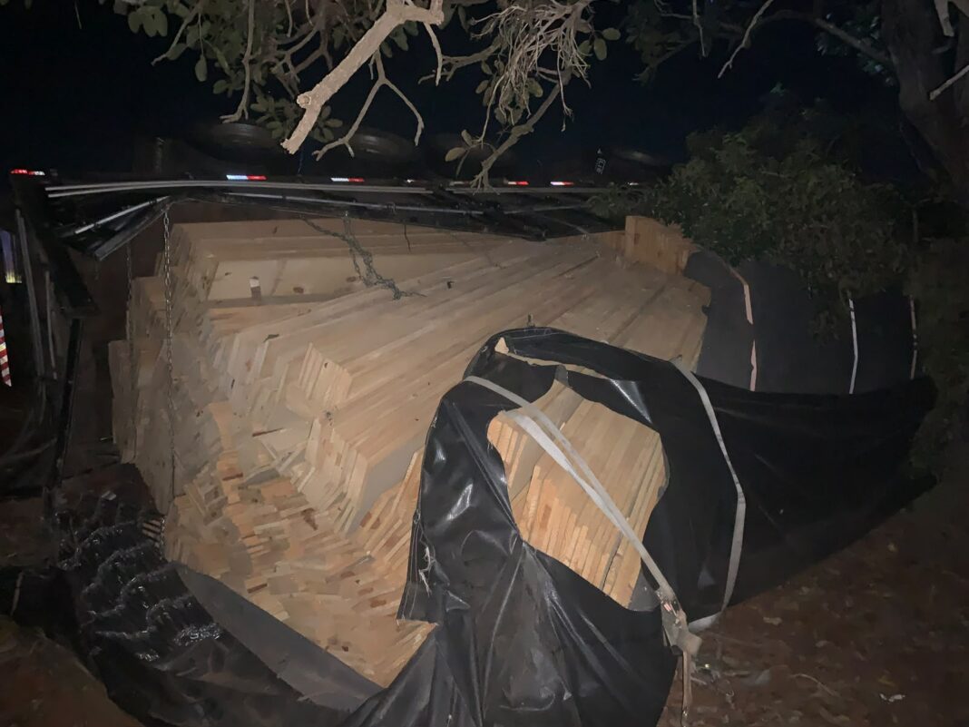 Motorista evita colisão em rodovia mas tomba caminhão em Prata Motorista evita colisão em rodovia mas tomba caminhão em Prata