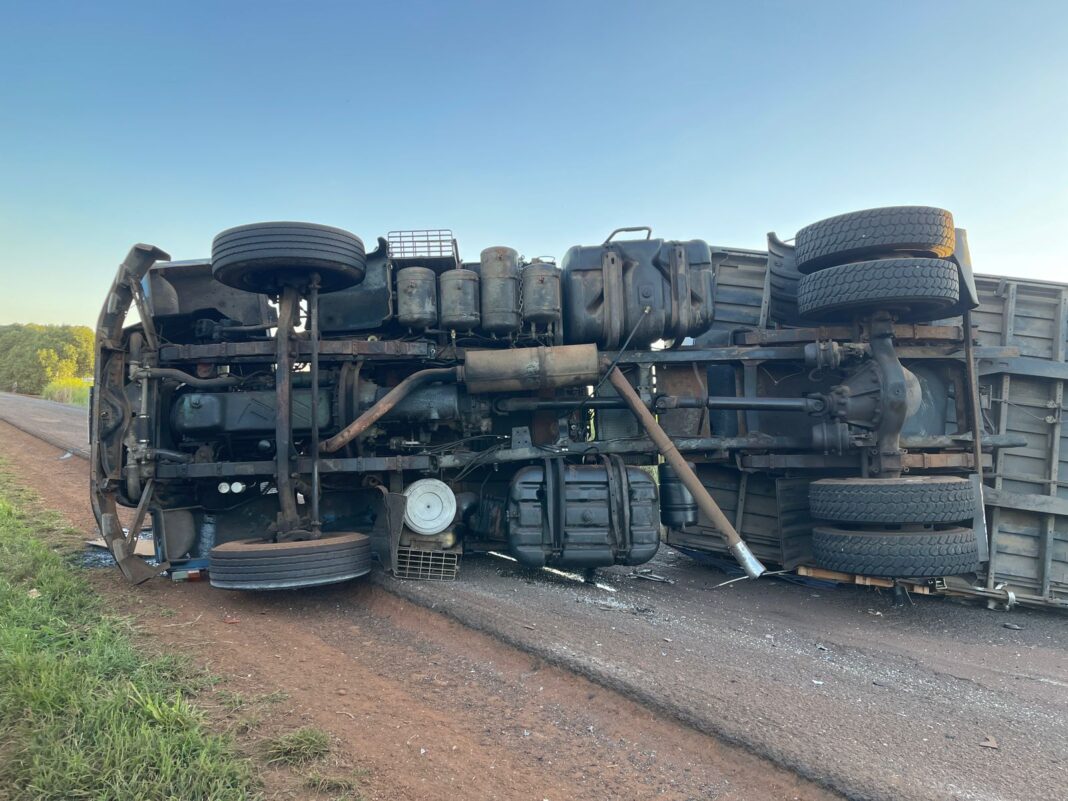 Tombamento de carreta em Planura e deixa passageira gravemente ferida Tombamento de carreta em Planura e deixa passageira gravemente ferida