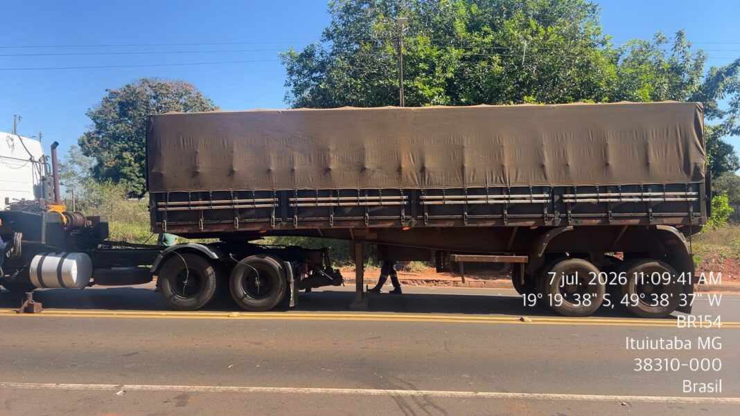 Motorista é conduzido após ocultar placa de carreta para tentar escapar de radares Motorista é conduzido após ocultar placa de carreta para tentar escapar de radares