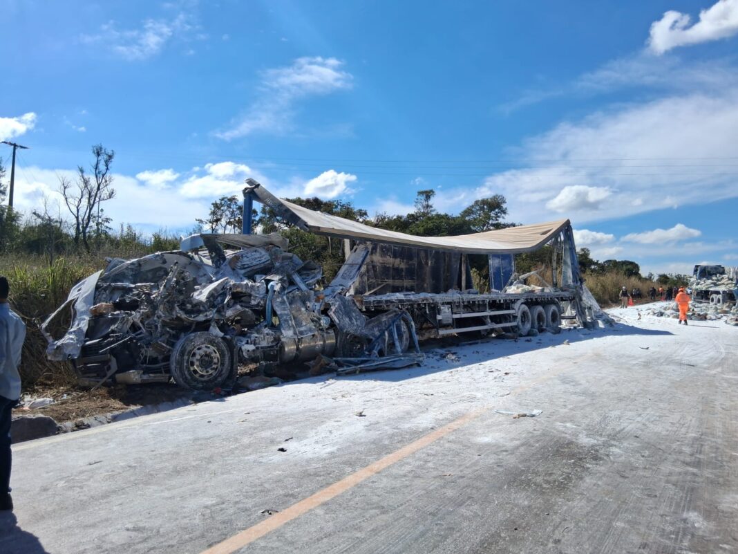 Motorista morre após acidente entre duas carretas e interdita MGC-497 em Uberlândia Motorista morre após acidente entre duas carretas e interdita MGC-497 em Uberlândia