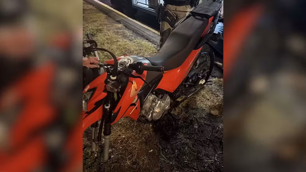 Motorista de ônibus de turismo é preso ao transportar moto furtada com documento falso em Santa Juliana Motorista de ônibus de turismo é preso ao transportar moto furtada com documento falso em Santa Juliana